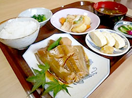 ヴィレッジによん 食事